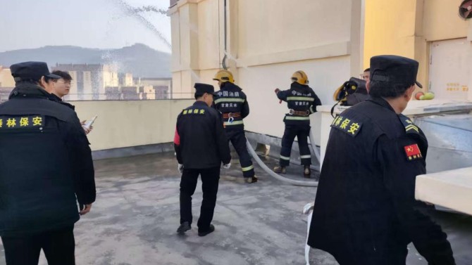 消防安全重于泰山  實(shí)戰(zhàn)演練永不止步 ——天水上河郡小區(qū)聯(lián)合消防部門(mén)開(kāi)展高層建筑消防演練暨節(jié)前消防宣傳活動(dòng)